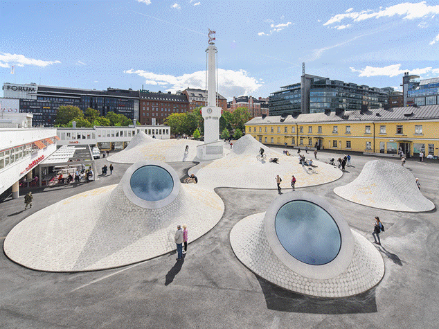 Museo Amos Rex en Helsinki con distintivas estructuras de cúpula de vidrio que marcan sus espacios de arte subterráneos.